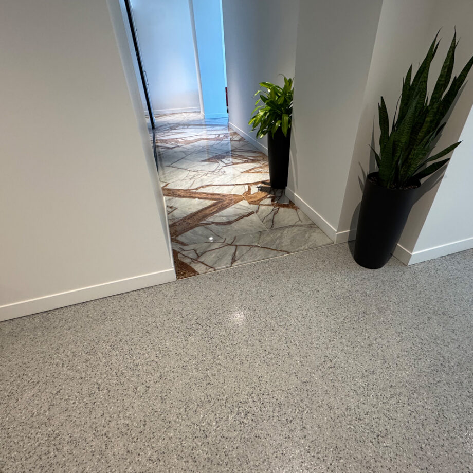 Plancher époxy flocons décoratifs entreprise commerciale Montréal